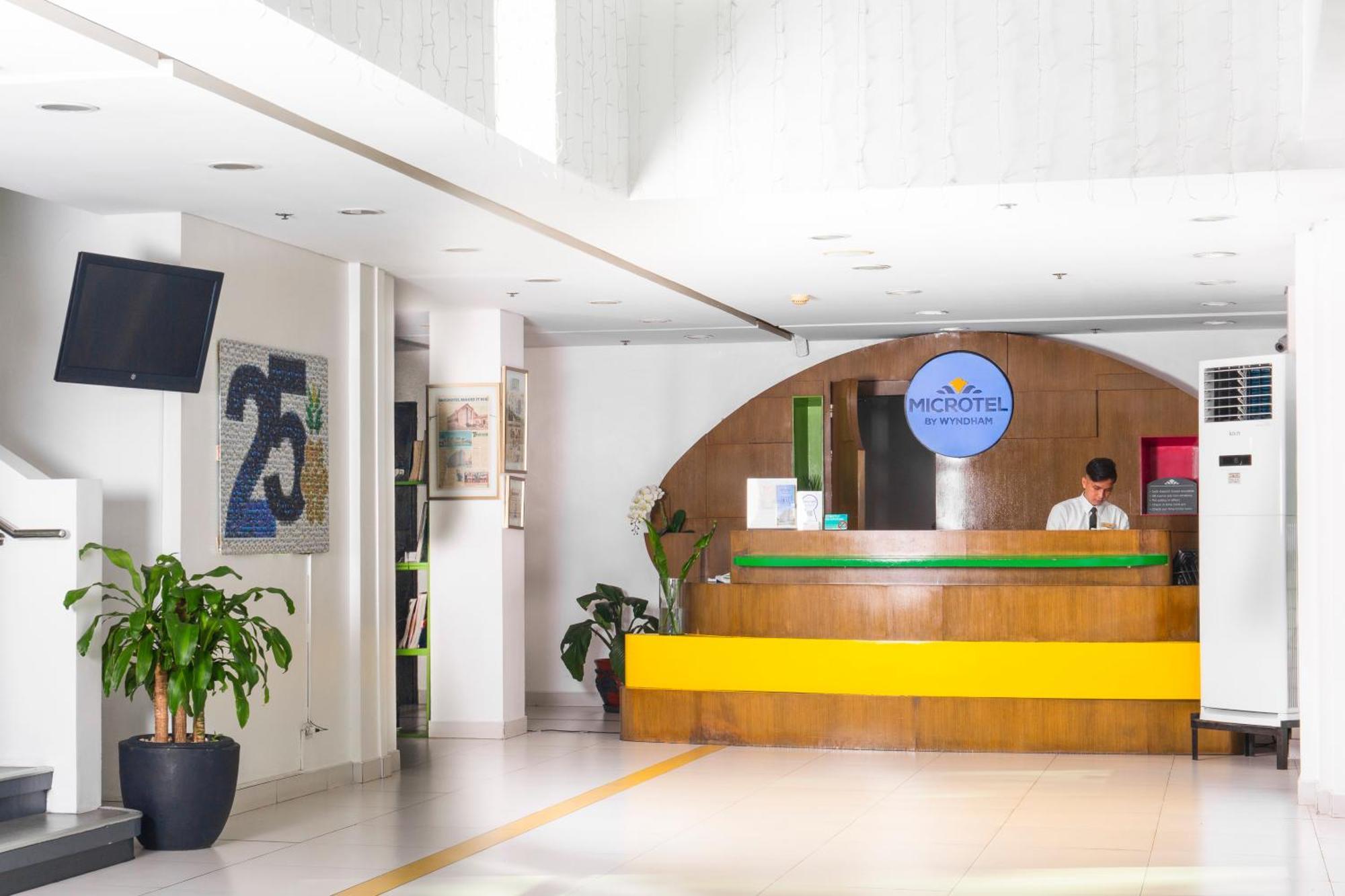 Microtel By Wyndham Up Technohub Quezon City Exterior photo