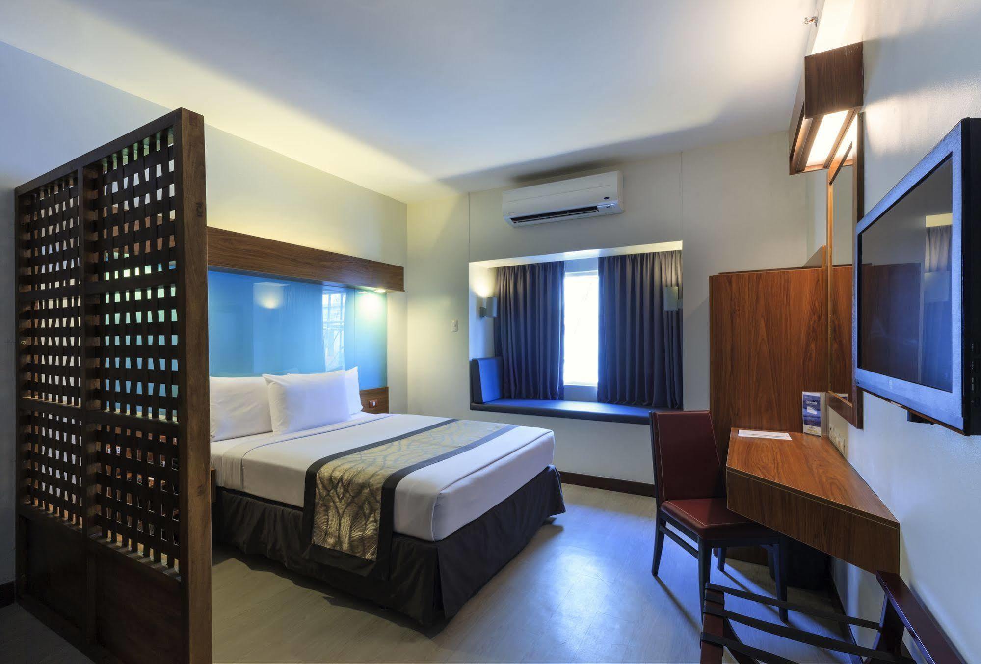 Microtel By Wyndham Up Technohub Quezon City Exterior photo